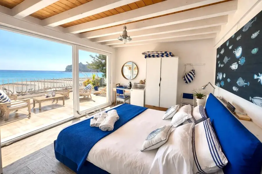 Suite Vista Frontale con soffitto a travi e grande vetrata sul mare