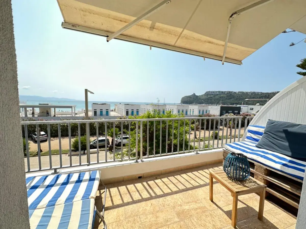 Balcone con tenda da sole e vista sulla spiaggia e sul promontorio del Poetto